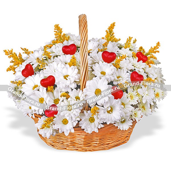 Волшебный день - корзинка из кустовых хризантем с сердечками