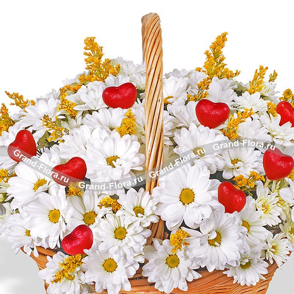 Волшебный день - корзинка из кустовых хризантем с сердечками